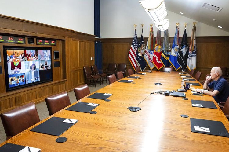 Dalam foto yang dirilis oleh Gedung Putih ini, Presiden Joe Biden bertemu secara virtual dengan tim keamanan nasional dan pejabat seniornya untuk pengarahan tentang Afghanistan, Minggu, 15 Agustus 2021, di Camp David, Maryland.