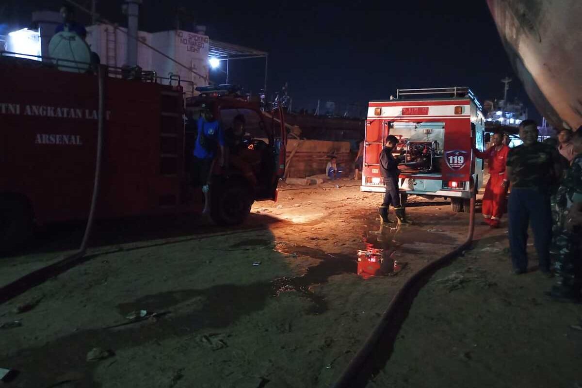Petugas pemadam kebakaran saat memadamkan kebakaran Kapal Manna 18 di pelabuhan Kamal, Bangkalan, Jawa Timur.