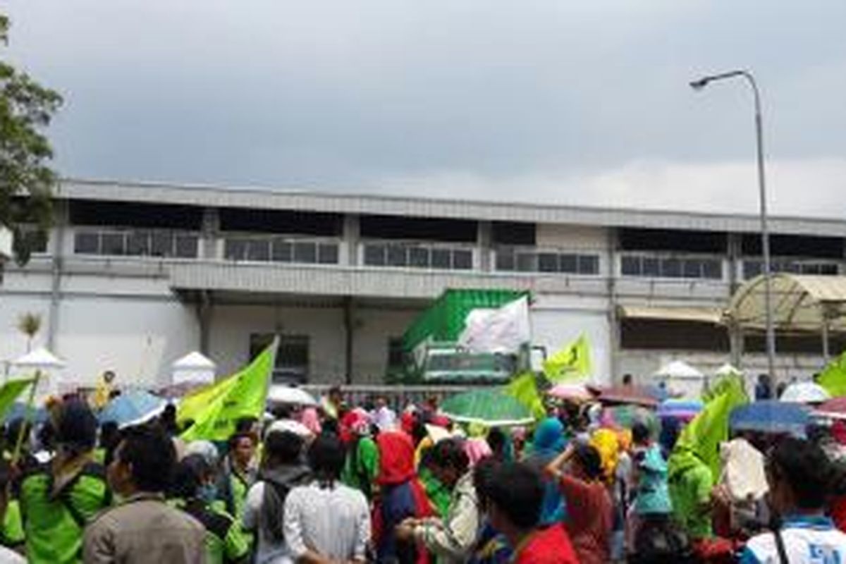 Massa buruh di Kawasan Berikat Nusantara (BKN) mendatangi PT Tainan Enterprises 3 lantaran masih beroperasi saat mogok nasional, Jakarta Utara, Selasa (24/11/2015).