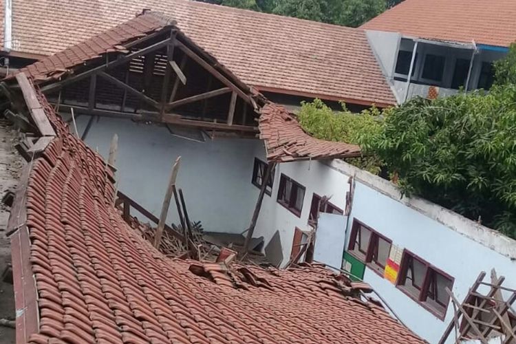 Ruang kelas yang atapnya ambruk di Madrasah Ibtidaiyah Negeri (MIN) Pasuruan, Kamis (9/1/2020)