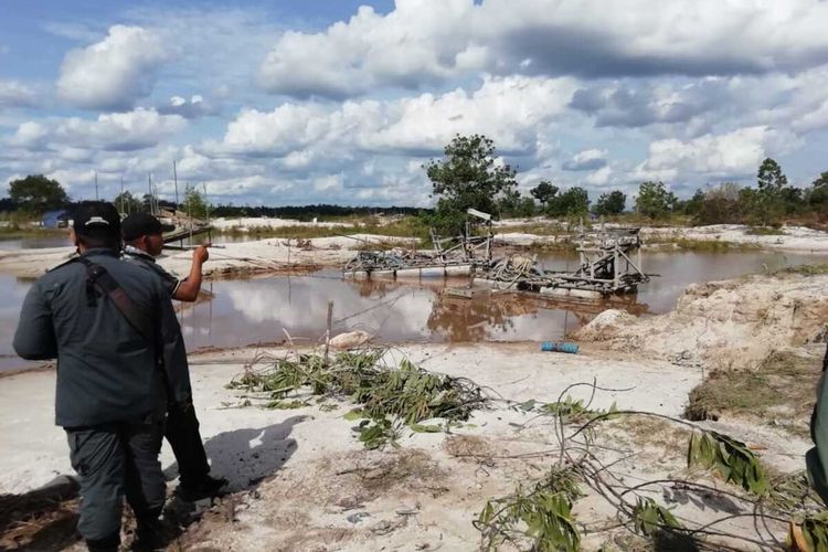 Direktorat Jenderal Penegakkan Hukum (Gakkum) Kementerian Lingkungan Hidup dan Kehutanan (KLHK) bersama tim aparat gabungan menghentikan penambangan ilegal di Cagar Alam (CA) Mandor, Kecamatan Mandor, Kabupaten Landak, Provinsi Kalimantan Barat.