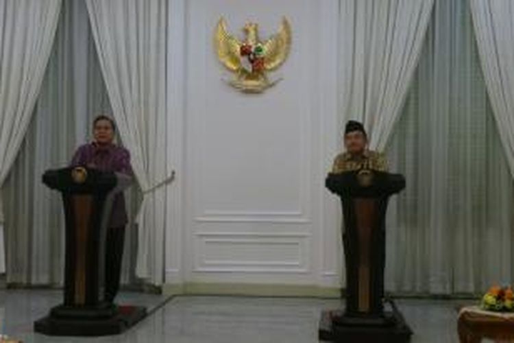 Wakil Presiden Boediono (kiri) dan wakil presiden terpilih Jusuf Kalla, bertemu di Istana Wapres, Jakarta, Jumat (17/10/2014).