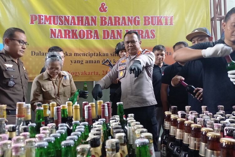 Kapolresta Yogyakarta Kombes Pol Saiful Anwar dan jajarannya saat memusnahkan miras dan obat-obatan terlarang, Selasa (21/3/2023)