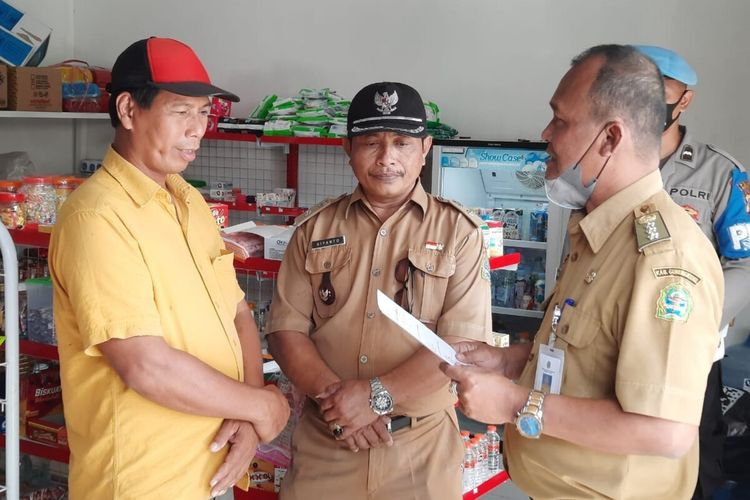 Panewu Patuk Martono Imam Santoso menyerahkan undangan sekaligus meminta warga untuk datang ke Vaksinasi Booster di Kalurahan Terbah. Selasa (9/8/2922)