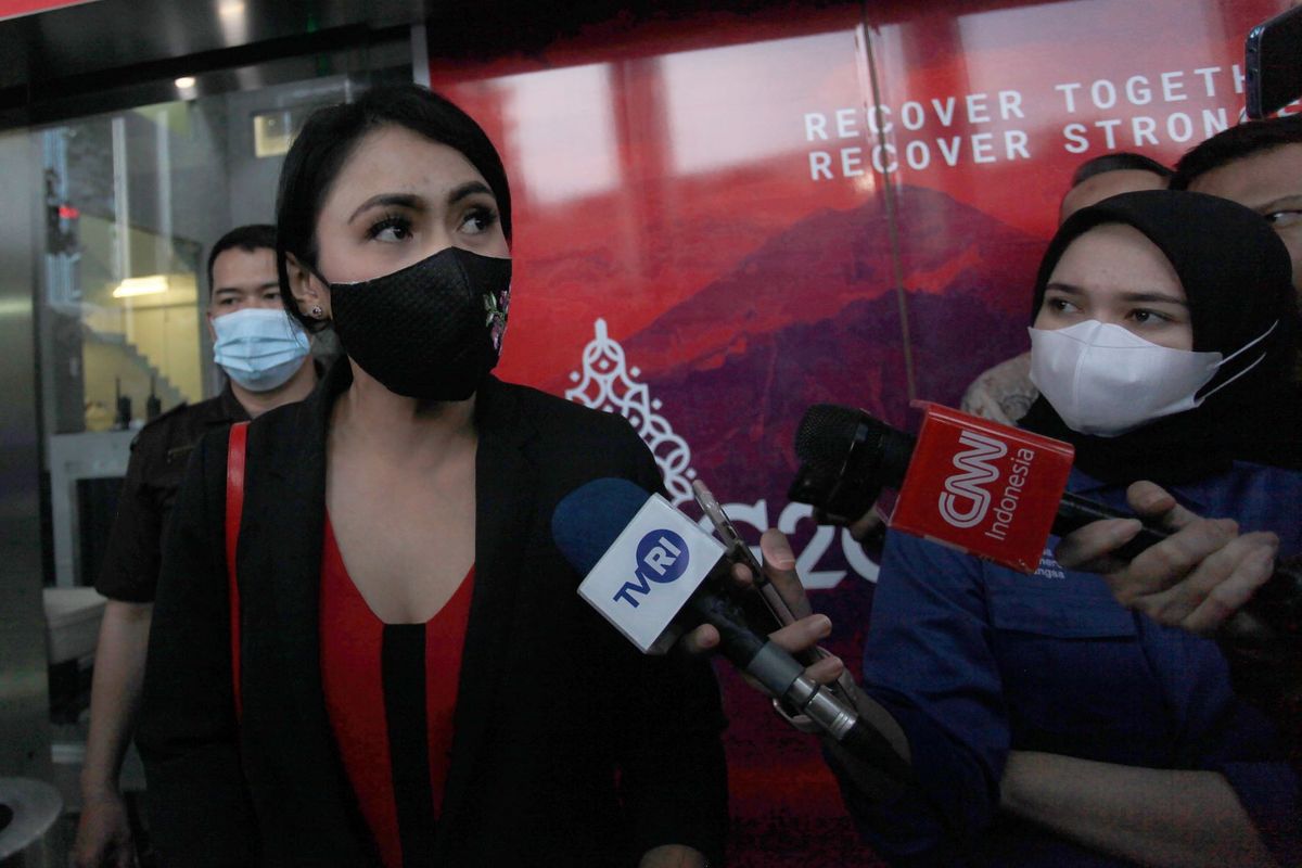 Jurnalis TV Swasta Brigita P. Manohara, memberikan keterangan kepada wartawan, usai diperiksa sebagi saksi, di Gedung KPK Merah Putih, Jakarta, Senin (25/7/2022). Brigita P Manohara dimintai keterangan soal aliran dana ke rekeningnya dari Bupati Mamberamo Tengah, Papua Ricky Ham Pagawak, yang kini masuk dalam Daftar Pencarian Orang (DPO) KPK terkait dugaan korupsi pemberian dan penerimaan suap serta gratifikasi di Mamberamo Tengah Papua.. ANTARA FOTO/Reno Esnir/hp.