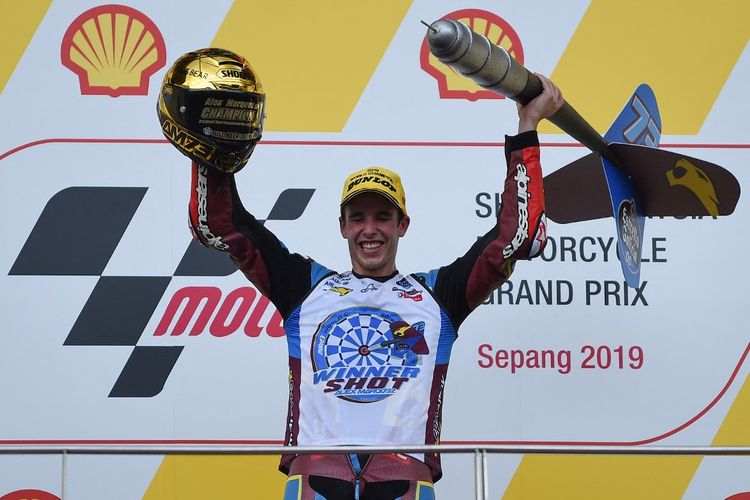 Alex Marquez saat menjadi juara dunia Moto2 2018. (Photo by Mohd RASFAN / AFP)