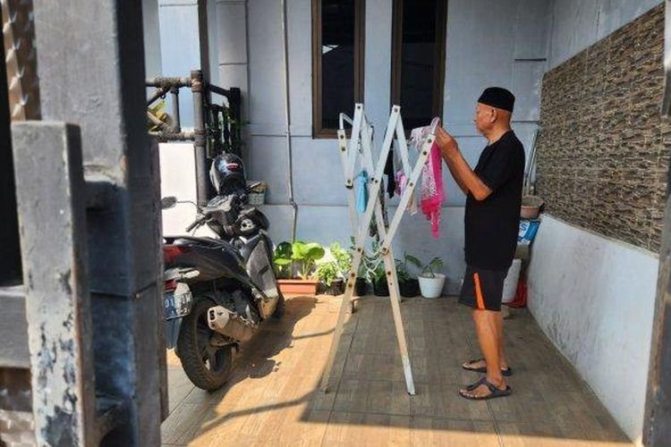 Cheri Supriadi (63) warga Desa Cisalada, Kecamatan Jatiluhur, Kabupaten Purwakarta, Jawa Barat. Sudah empat kali dia jadi korban pencurian motor. Ogah lapor polisi karena pernah lapor tapi tak ada hasil, padahal pelaku terekam CCTV. 
