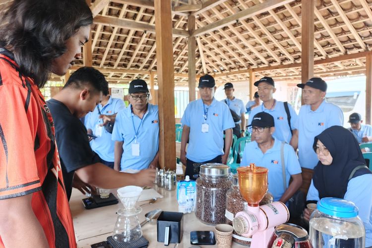 34 Tahun Bekerja di PT KAI, Trisna Bersiap Pensiun dan Berwirausaha Kopi hingga Batik