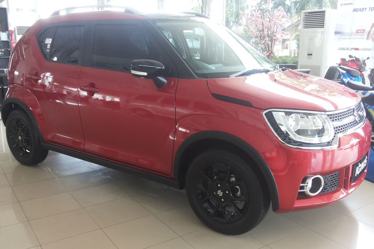 Satu unit Suzuki Ignis yang berada di diler Suzuki Indomobil Sales di Pulogadung, Jakarta Timur, Sabtu (25/11/2017)