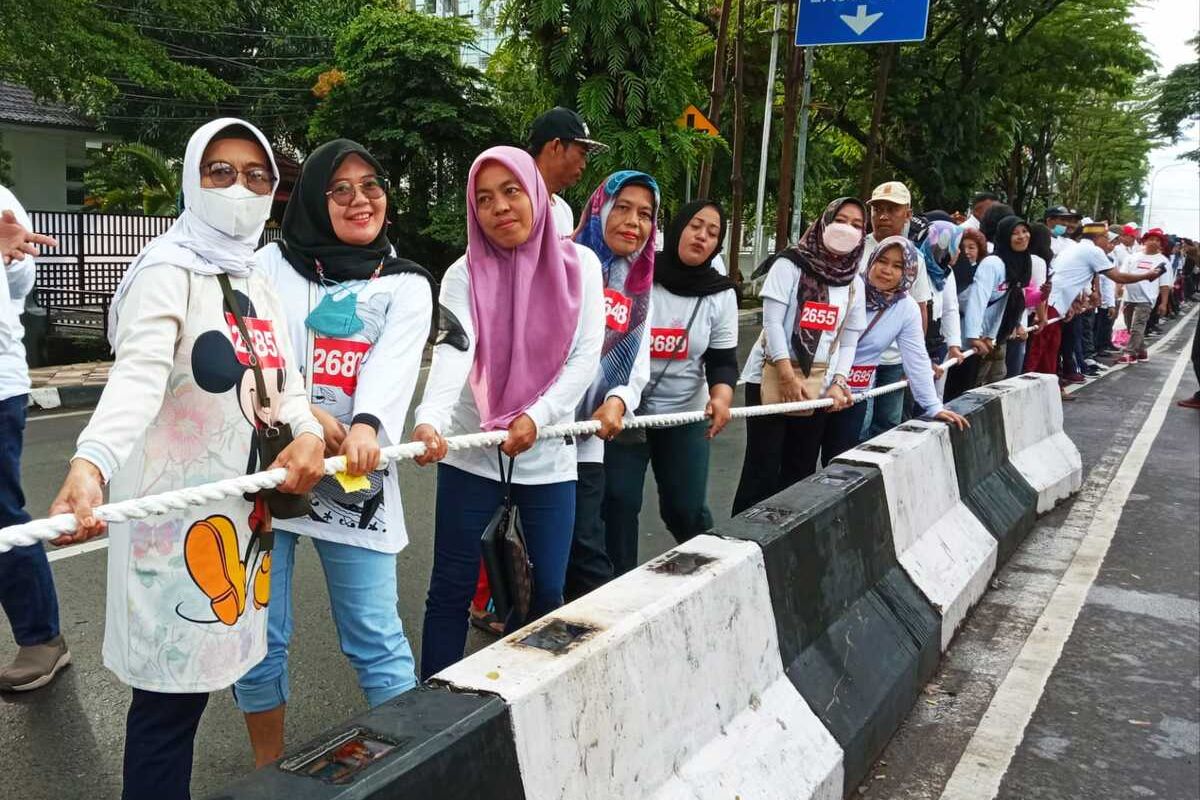 Lomba tarik tambang yang diselenggarakan Ikatan Alumni Universitas Hasanuddin (IKA UNHAS) Sulawesi Selatan yang bakal memecahkan rekor Museum Rekor Dunia Indonesia (MURI) melibatkan 5.000 orang, 1 orang peserta meninggal dunia dan beberapa orang lainnya luka.