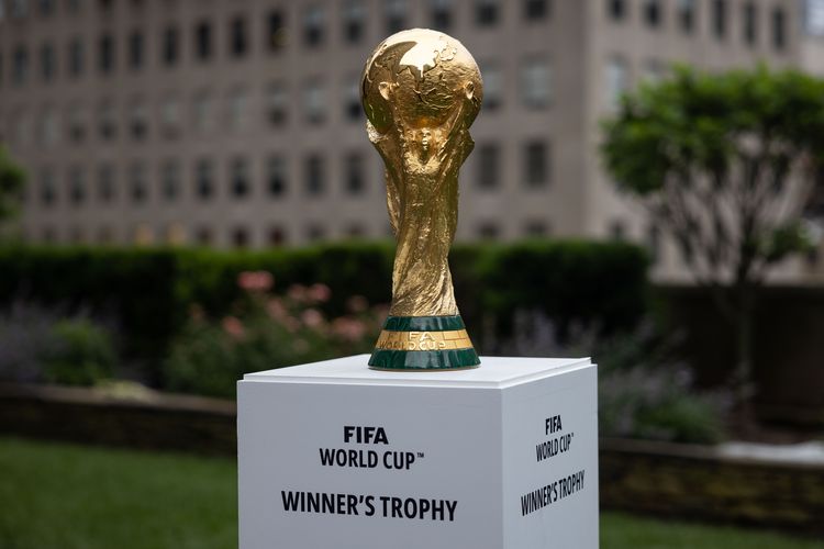 Trofi Piala Dunia ditampilkan pada acara di New York setelah pengumuman Piala Dunia FIFA 2026 pada 16 Juni 2022. Di artikel ini Anda bisa baca pencetak hattrick termuda dan tertua di Piala Dunia.