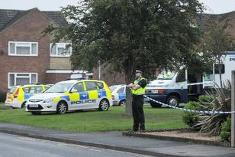 Lokasi kejadian pembunuhan terhadap ilmuwan wanita dijaga kepolisian setempat di Cambridgeshire, Inggris.