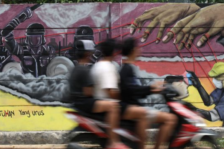 Suara dan keinginan masyarakat agar korupsi bisa diberantas tercermin dalam mural yang menghiasi tembok di Kecamatan Setu, Kota Tangerang Selatan, Banten, Minggu (27/8/2023).