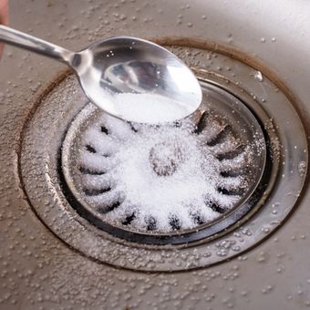 Ilustrasi menghilangkan bau pada saluran air di dapur dengan baking soda. 