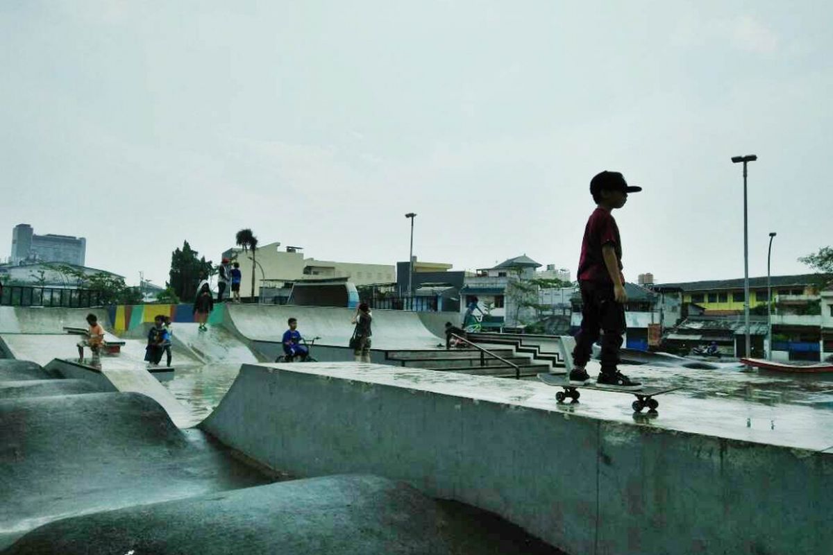 Taman Kalijodo mempunyai skatepark yang bisa dinikmati pengunjung untuk bermain skateboard, sepatu roda, sepeda, dan lain sebagainya.