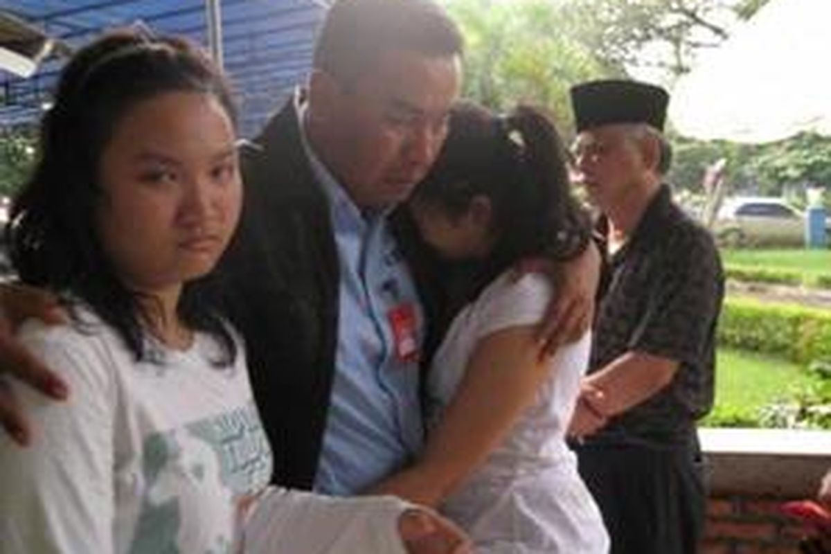 Suasana haru meliputi rumah duka Ny Rieviera Nirmala Sari, salah satu korban jatuhnya Hercules TNI AU di Magetan. Foto diambil, Rabu sore, ketika suami korban, Letkol Tek Asmawi yang menjabat Asisten Logistik Komandan Sektor IV Biak tiba di rumah dan disambut pelukan duka kedua anaknya, Chaca dan Rara. Asmawie baru tiga bulan pindah ke Biak, dan Rieviera bermaksud mengunjungi suaminya itu untuk pertama kalinya sejak pindah tugas.