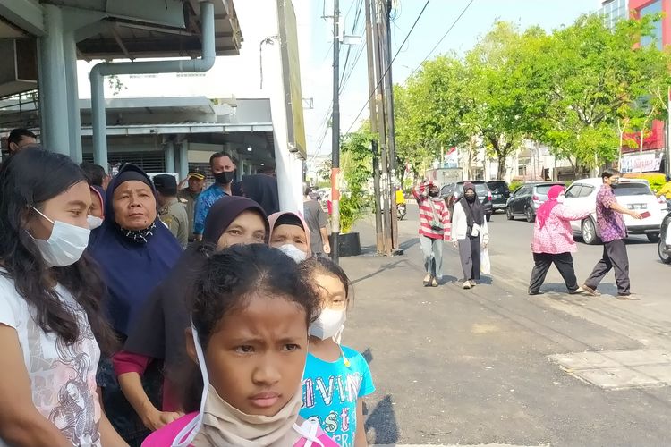 Warga yang sedang menunggu kedatangan Presiden Joko Widodo di Pasar Peterongan Kita Semarang. Selasa (5/7/2022)