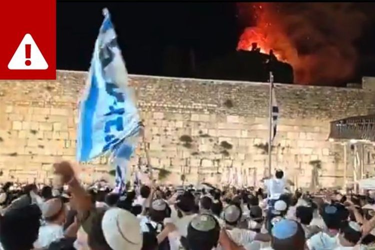 Sejumlah akun mengunggah video di Twitter dengan mengeklaim Masjid al-Aqsa terbakar. [TWITTER VIA BBC INDONESIA]