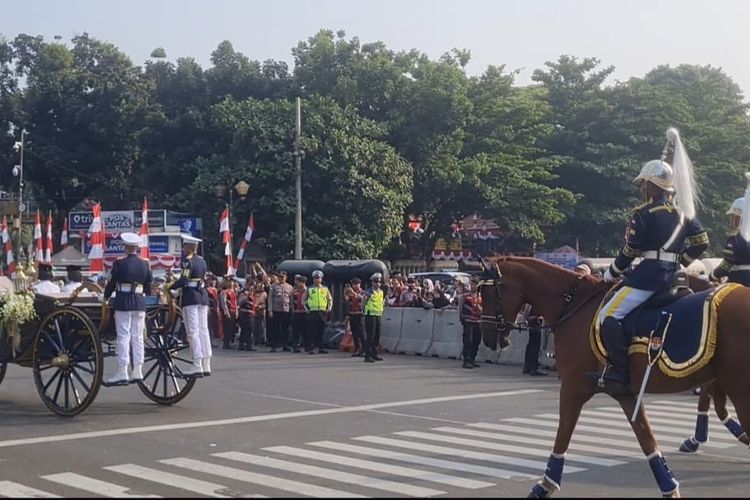 Pasukan Berkuda Kirab Bendera Pusaka Sedot Perhatian Warga di Monas, Momen Ditunggu Tiap Tahun