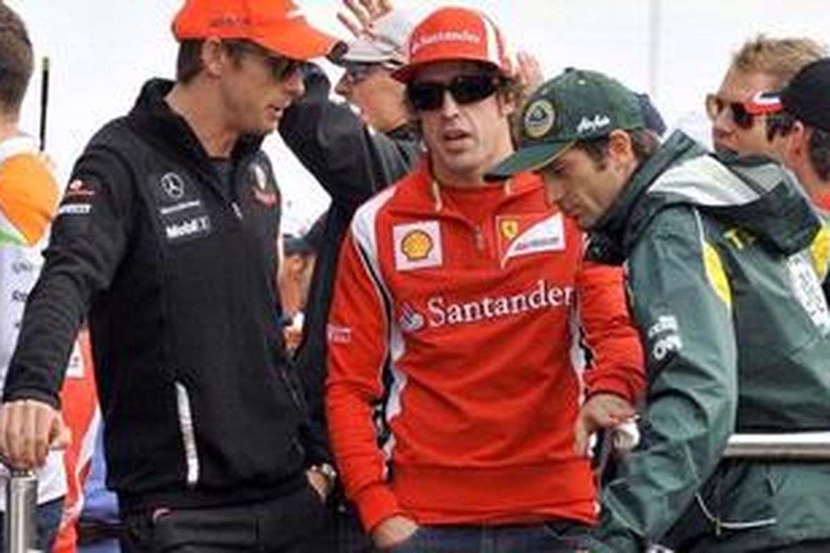 Pebalap Ferrari, Fernando Alonso (tengah), bersama Jenson Button (kiri), dan Jarno Trulli. 