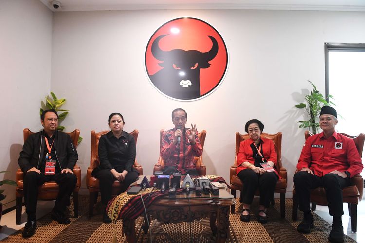 Presiden Joko Widodo (tengah) memberikan keterangan disaksikan Ketua Umum PDI Perjuangan Megawati Sukarnoputri (kedua kanan), bakal Capres Ganjar Pranowo (kanan), Ketua DPP Puan Maharani (kedua kiri) dan Ketua DPP Prananda Prabowo (kiri) saat sesi konferensi pers Rakernas PDI Perjuangan di Jakarta, Selasa (6/6/2023). Rakernas PDI Perjuangan yang berlangsung 6-8 Juni 2023 itu mengangkat tema fakir miskin dan anak-anak terlantar dipelihara oleh negara.
