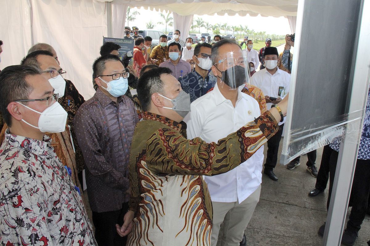 Direktur Utama PT Modern Industrial Estat (kedua kanan) Pascall Wilson tengah menjelaskan progres pembangunan Menteri Perindustrian RI Agus Gumiwang Kartasasmita, Senin (10/05/2021).