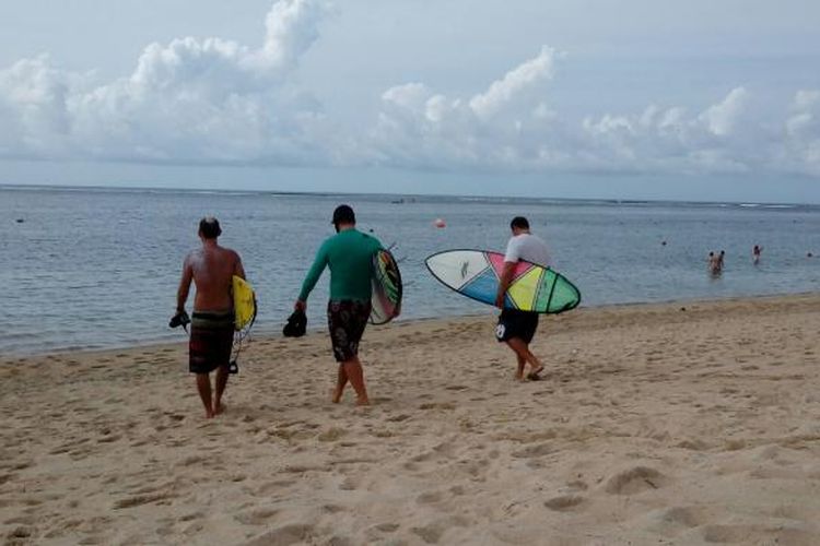 Wisatawan asing di Pantai Geger Nusa Dua Bali Selasa (7/3/2017)