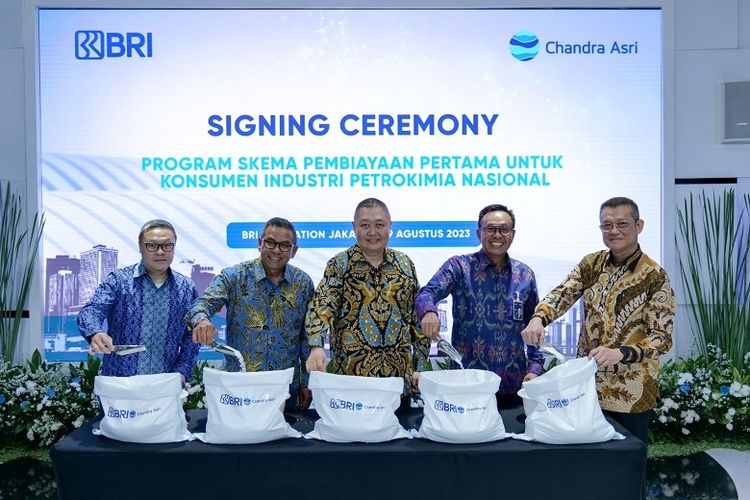 BRI dan Chandra Asri MoU untuk fasilitas pembiayaan bagi pelanggan polimer domestik Chandra Asri, Senin (21/8/2023).