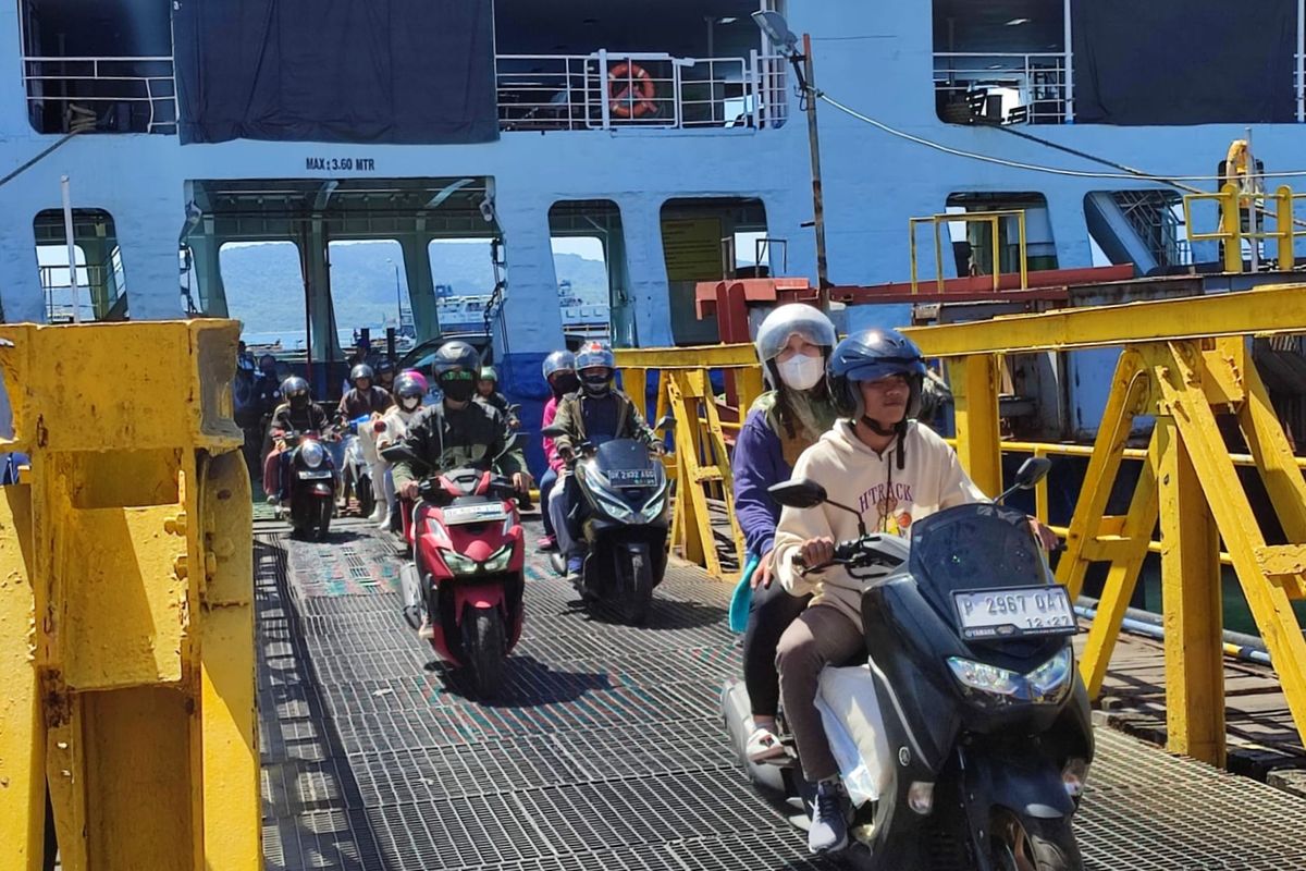 Penumpang pengendara motor usai keluar dari Kapal di Pelabuhan ASDP Ketapang Banyuwangi 