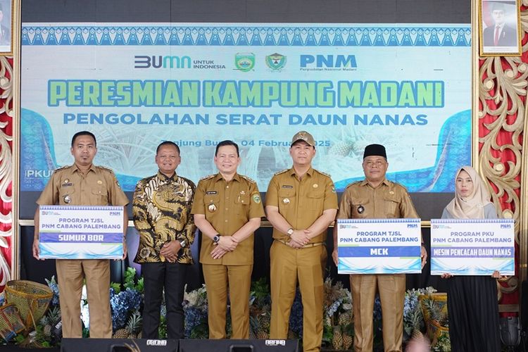 Peresmian Kampung Madani PNM dengan klasterisasi daun Nanas di Desa Tanjung Bunut, Kabupaten Muara Enim, Sumatera Selatan. 