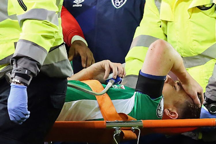 Seamus Coleman ditandu keluar lapangan setelah mengalami patah kaki pada pertandingan antara Irlandia dan Wales pada Kualifikasi Piala Dunia 2018, Jumat (24/3/2017). 