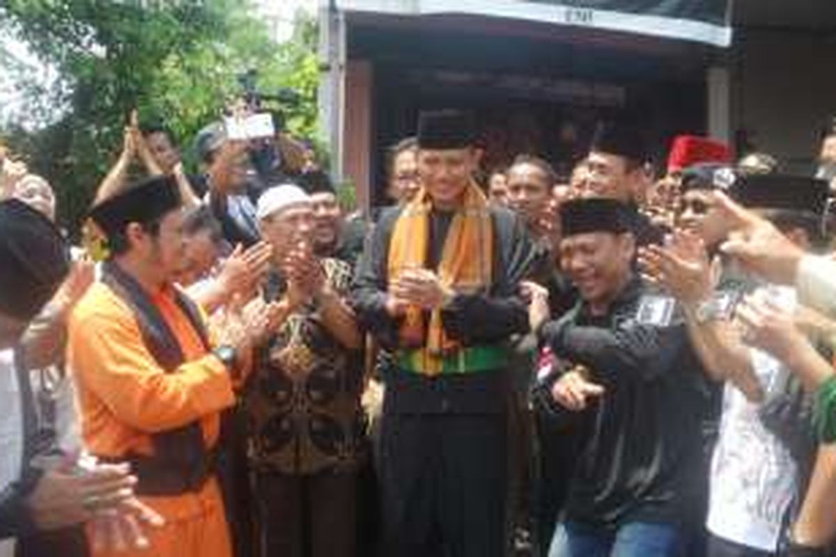 Calon gubernur DKI Agus Harimurti Yudhoyono saat mencoba menjajal silat Betawi di Kelurahan Sukabumi Utara, Jakarta Barat, Kamis (17/11/2016)