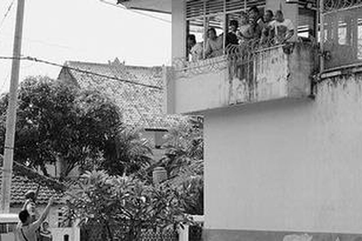 Sebagian narapidana (napi) di Lembaga Pemasyarakatan (LP) Kelas IIA Denpasar, Kerobokan, Kabupaten Badung, Bali, menguasai salah satu pos pengamanan LP saat kerusuhan terjadi, Rabu (22/2/2012).  