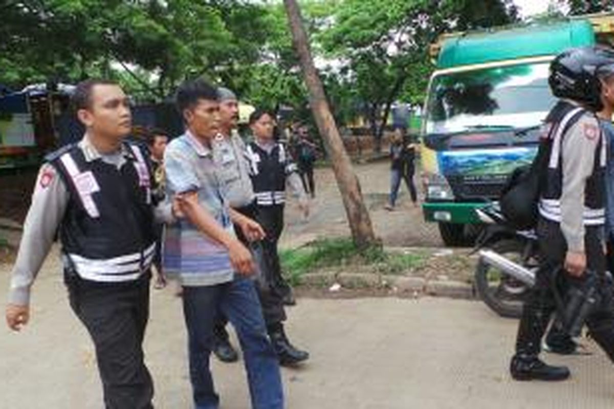 Aparat Polres Metro Jakarta Timur mencocok enam orang yang diduga sebagai preman di Pasar Induk Kramatjati, Jakarta Timur, Rabu (13/11/2013).