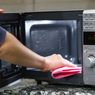 Cara Terbaik Membersihkan Microwave agar Selalu Bersih dan Bebas Bau