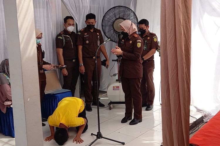 Maman sujud syukur usai Kejari Lebak melepas rompi tersangka karena mendapat restorative justice di Rangkasbitung, Kabupaten Lebak, Selasa (26/4/2022).