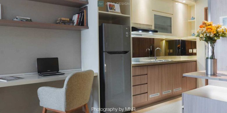 Ruang kerja menyatu dengan dapur menggunakan rancangan lemari kabinet, karya Hesa Design 
