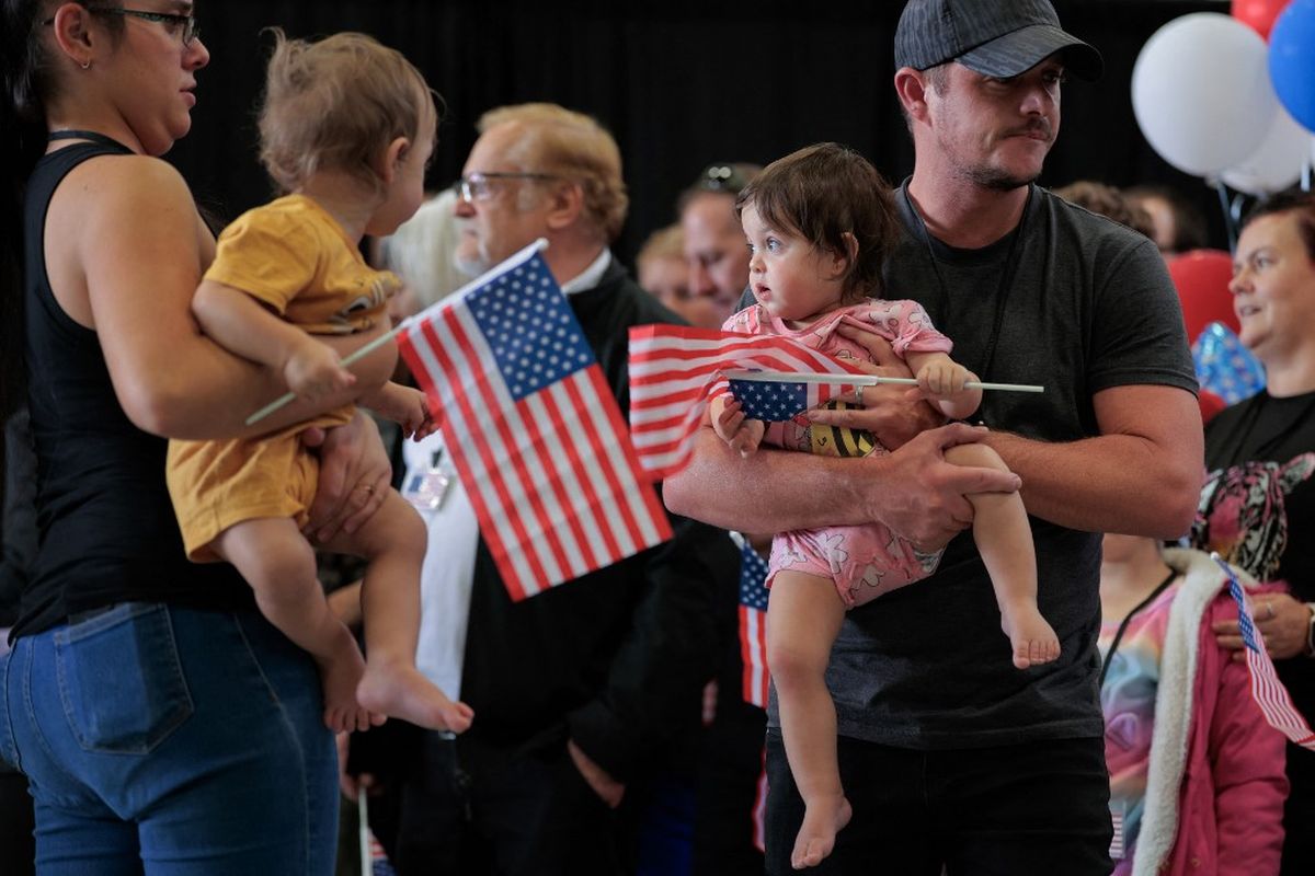 59 Pengungsi Kulit Putih “Afrikaner” Tiba di AS, Disambut Hangat Pejabat Imigrasi