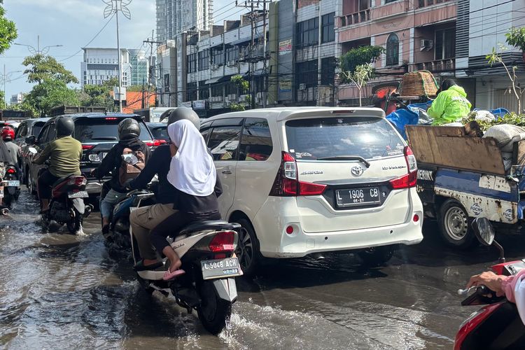 Hujan 4 Jam, 17 Titik di Surabaya Tergenang Air