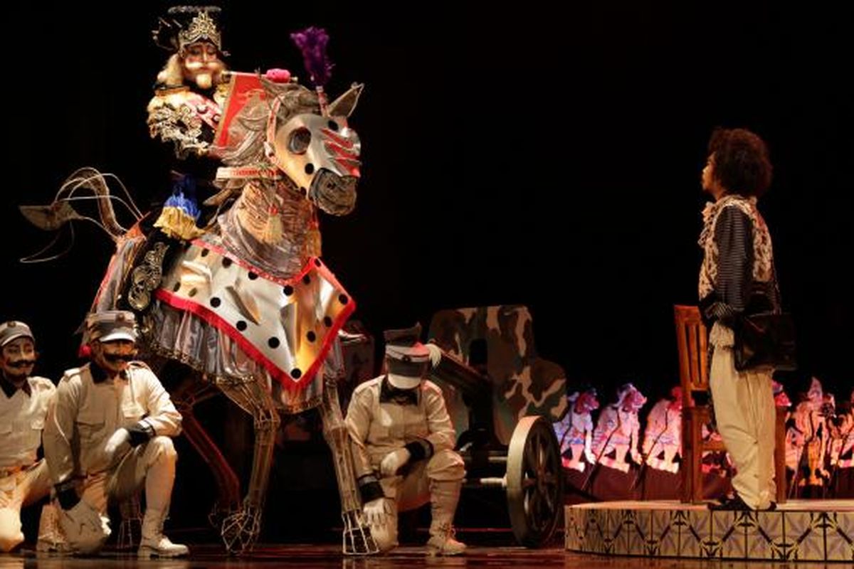 Aksi aktris dan aktor Teater Koma saat bermain dalam teater berjudul Inspektur Jendral di Gedung Kesenian Jakarta, Kamis (6/11/2015). Pementasan yang diberi sentuhan pewayangan ini disadur dari naskah klasik Rusia berjudul Revizor karya Nikolai Gogol. 
