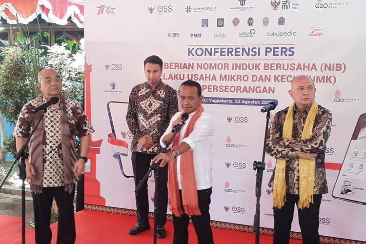 Menteri Investasi Bahlil Lahadalia dalam jumpa pers usai acara Pemberian Nomor Induk Berusaha (NIB) Pelaku Usaha Mikro dan Kecil (UMK) Perseorangan di GOR Lembah UGM, Selasa (23/08/2022)