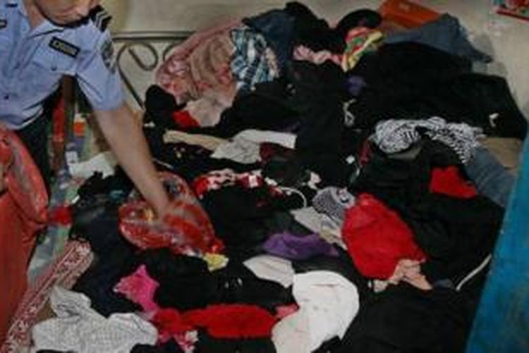 Kepolisian kota Linyi, China menemukan ratusan pakaian dalam perempuan di kediaman seorang pria yang ternyata gemar mencuri pakaian dalam perempuan selama tiga tahun terakhir.