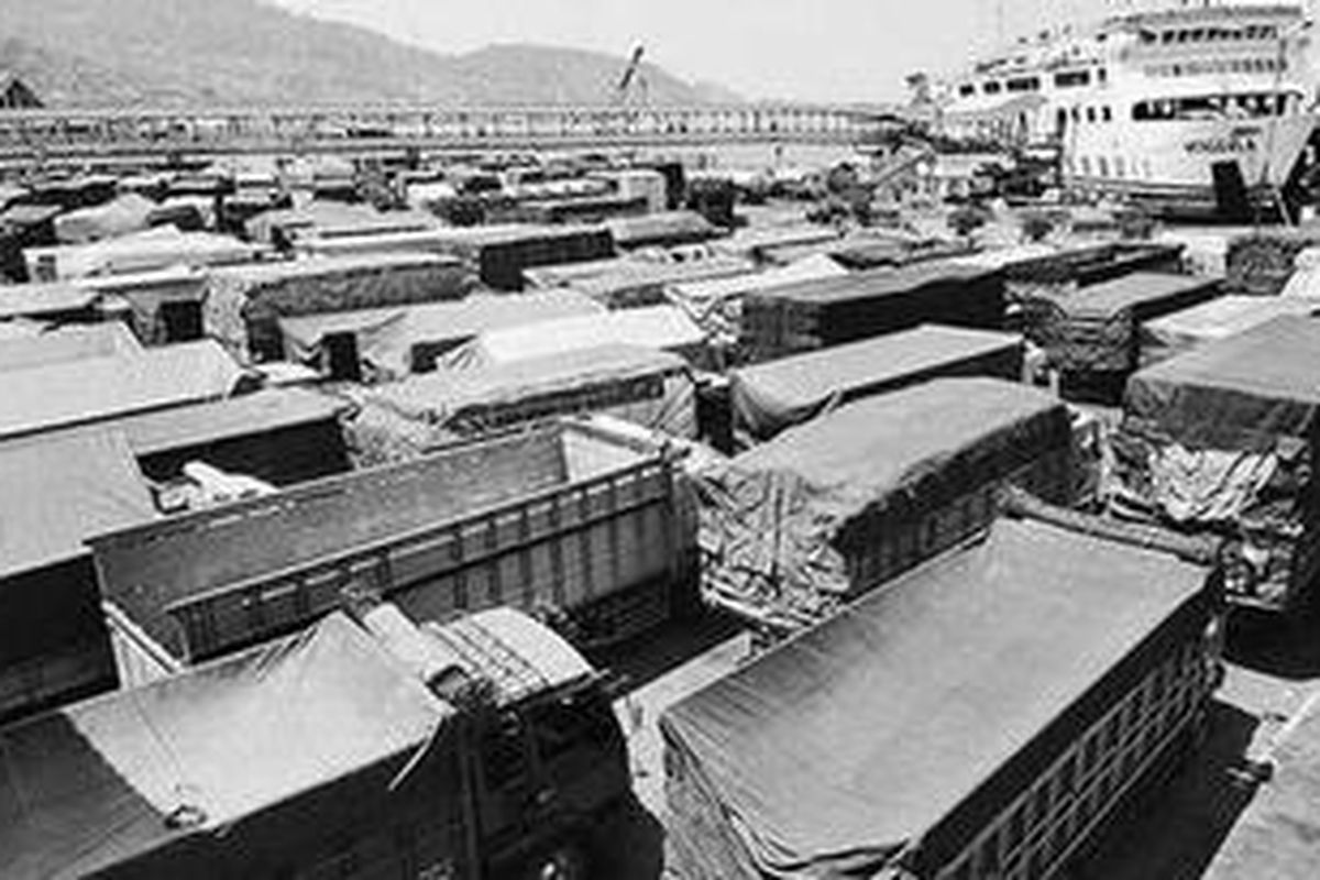 Illustrasi: Sepekan terakhir, otoritas pelabuhan Bakauheni maupun Merak mewajibkan setiap kendaraan yang hendak naik ke kapal dicatat jumlah penumpangnya. Sopir juga dimintai identitas yang jelas.