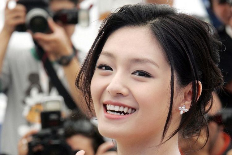 Aktris Taiwan Barbie Hsu saat menghadiri International Cannes Film Festival di Cannes, Perancis, 24 Mei 2006. Barbie Hsu meninggal pada Senin (3/2/2025) karena pneumonia.