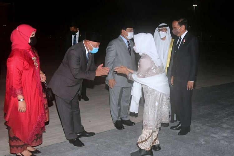 Presiden Joko Widodo dan Ibu Iriana Joko Widodo tiba di Bandar Udara Internasional Abu Dhabi, Uni Emirat Arab (UEA) Jumat (1/7/2022).