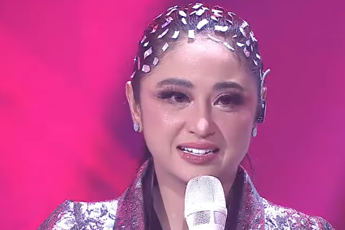 Dewi Perssik saat bacakan nama Rizky Billar sebagai pemenang Gorgeous Dad