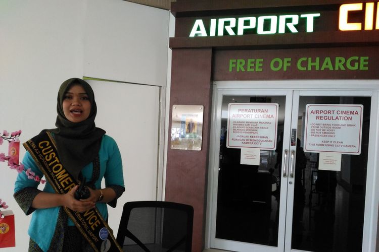 Bandara Internasional Sultan Aji Muhammad Sulaiman di Sepinggan, Balikpapan menyediakan Airport Cinema yang berada di terminal keberangkatan dapat dinikmati pengguna bandara secara gratis. 