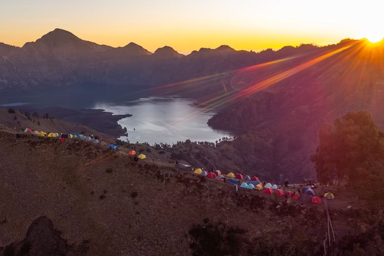 Kawasan Taman Nasional Gunung Rinjani. Mulai 1 Februari 2025, masuk ke destinasi wisata nonpendakian wajib bayar nontunai.