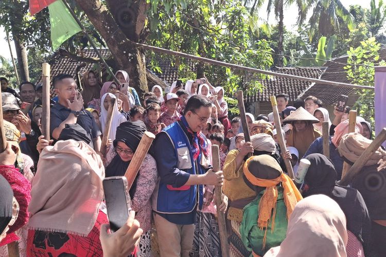 Bangun Jembatan di Pandeglang, Anies Prihatin Ada Ibu Hamil Meninggal karena Akses ke RS Putus