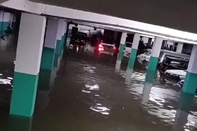 Sejumlah gedung bagian basement di pusat Pemerintahan Kabupaten Badung, tergenang. Sejumlah motor dan mobil dinas terendam air.